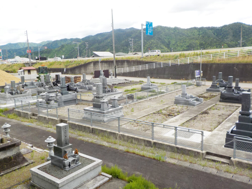 広瀬町立原墓地の外観